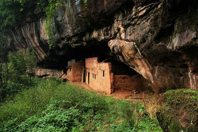 独具川南特色的福宝古镇,生活着神秘的岩居部落,繁衍了4个世纪