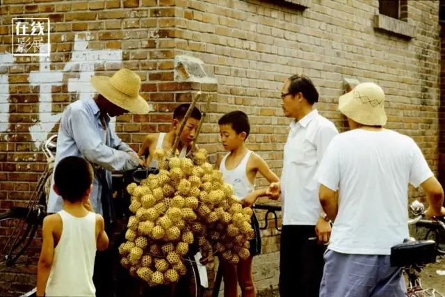 20世纪70年代,北京街头卖蝈蝈的小贩,自行车上挂满了蝈蝈笼子