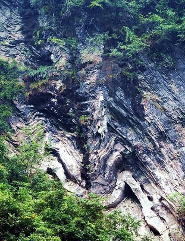 利川有个瀑布自称能见天,关键还免费!