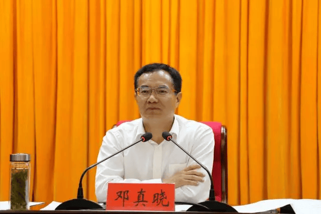 邓真晓寄语全县青年干部:学好十九大精神,做临泉发展的推动者!