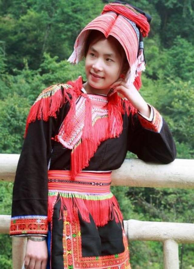 去大瑶山花篮瑶走寨串门,火塘放炊具这边,男人是不能坐的.