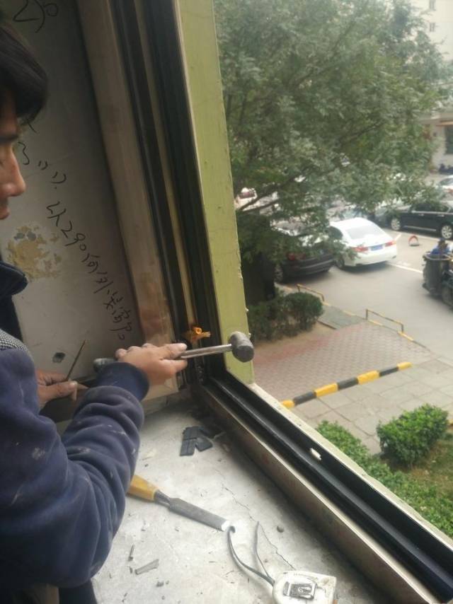 安装涨栓,后期使用螺丝刀固定牢固