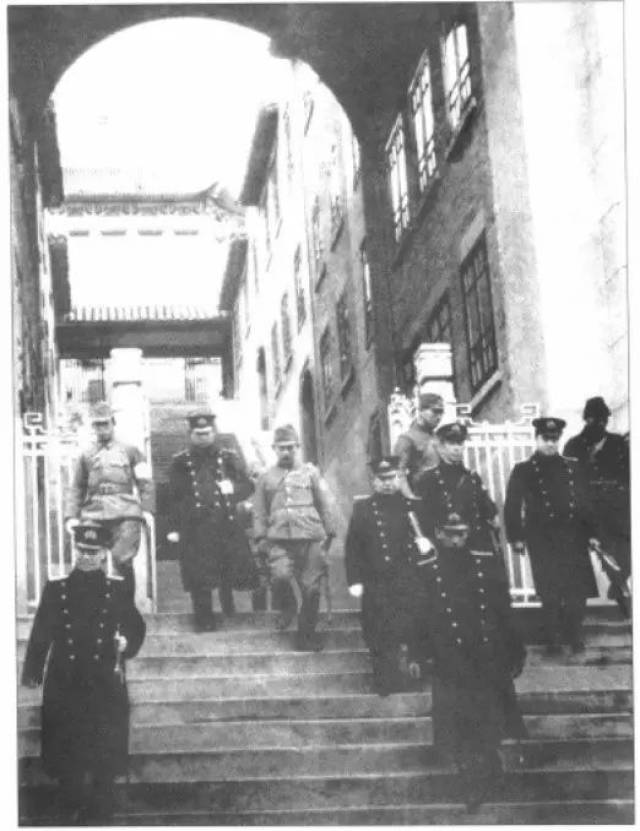 1939年1月4日,日本高松宫宣仁亲王一行视察占领后的武大