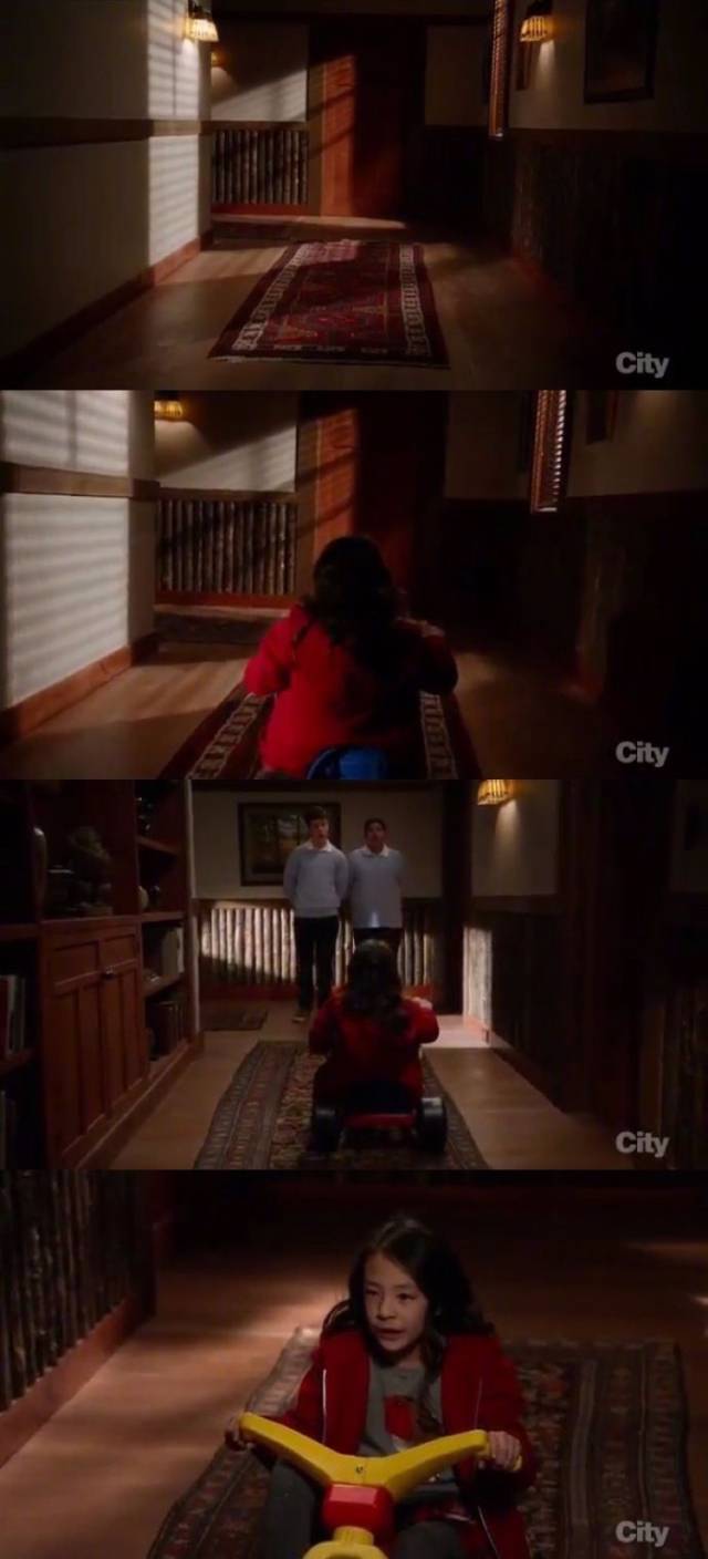 《闪灵》的大部分桥段,包括酒吧,打字机,斧子劈门,雪地追逐等,有趣