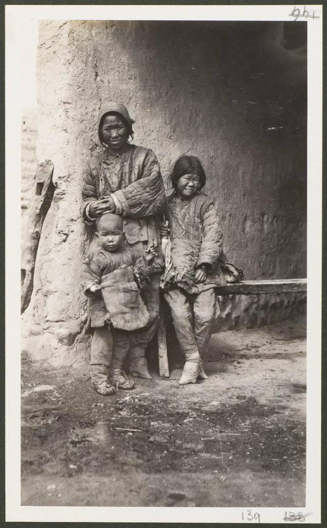 清朝末年的乞丐 衣不遮体打着赤脚四处乞讨