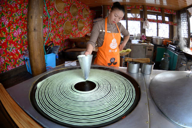 小吃当数"绿豆粉",瞧它的制作方式就是一门艺术.