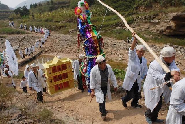 陕北,一个充满神秘的地方,陕北人的丧葬习俗颇具有特点.