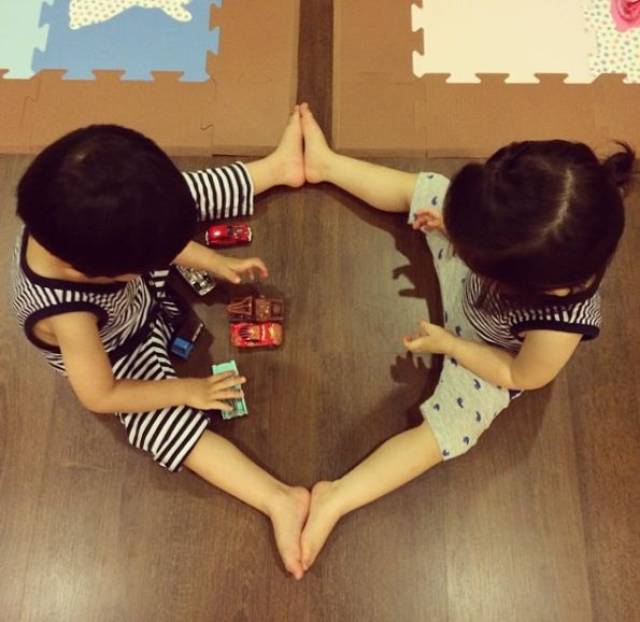 生一对龙凤胎到底有多幸福?看完你就心动了!