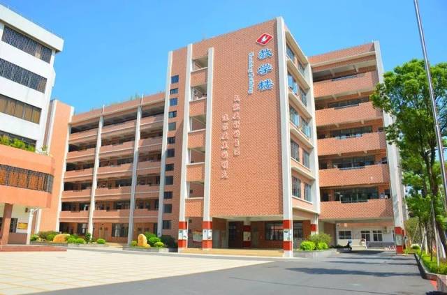 2016年9月, 张槎中学全新的教学楼竣工落成,48间宽敞明亮的教室全面