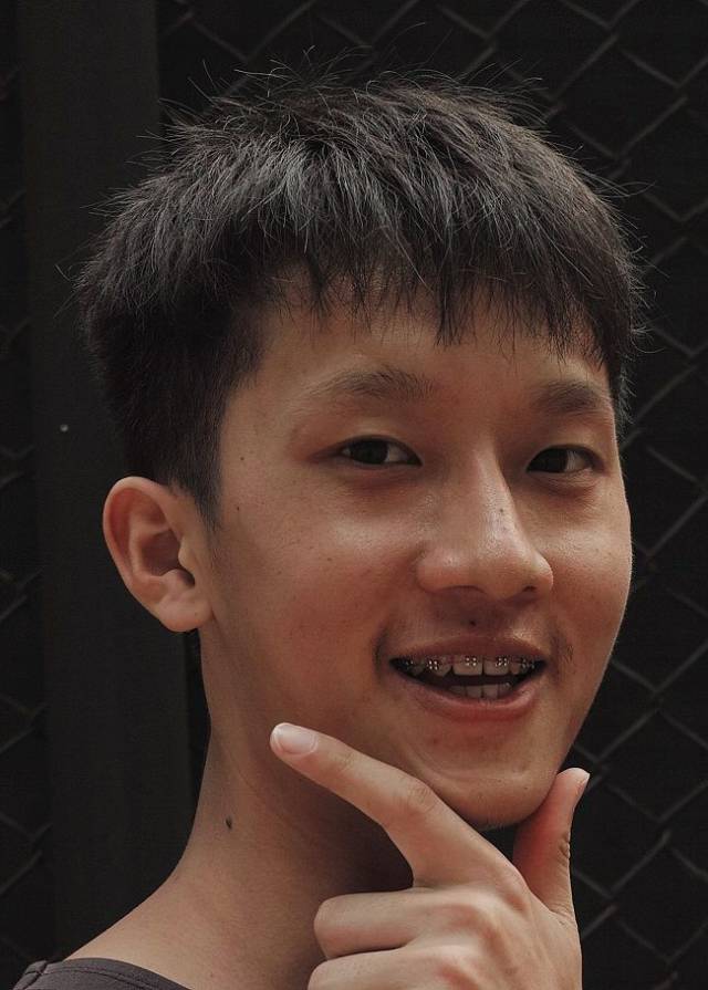 我给这些春风得意的年轻人拍下一张他们的遗照 | vice