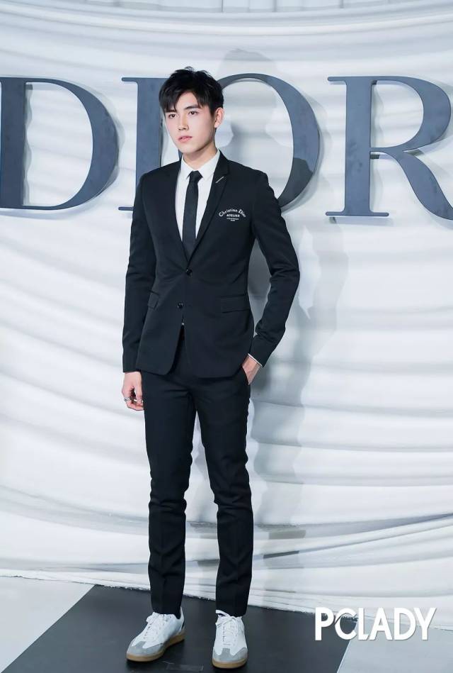 dior中国千禧大使陈飞宇以黑色西装内搭白衬衫造型亮相dior 2018春夏