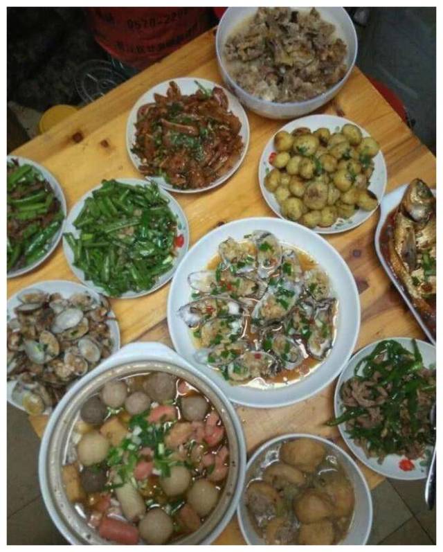 农村人待客都用这样的饭菜,看完让城里人都眼红!菜太多了