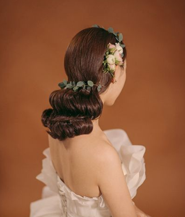 这款森系新娘造型是一个很简单的披发