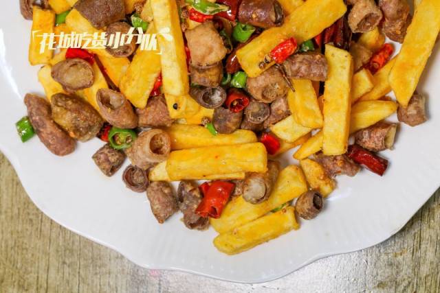 小肠土豆的做法有好几种 黄焖也好,油炸也罢都有不一样的味道 油炸的