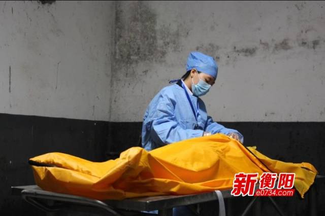 中国衡阳新闻网记者走进衡阳市殡仪馆用镜头揭秘遗体化妆师的化妆生活