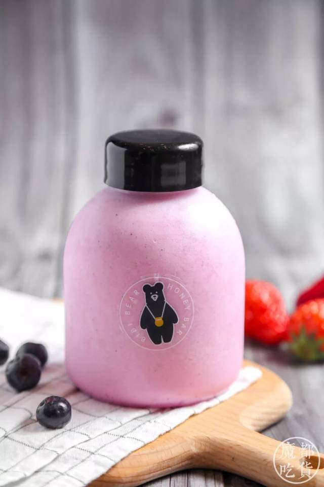 瓶小手雷里都加入了新鲜的火龙果和草莓,另外还加了 明治鲜奶和冰淇淋