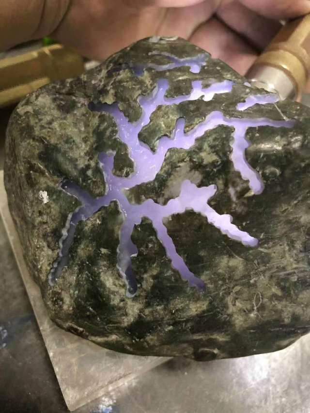 紫罗兰翡翠原石长得这个样子的.