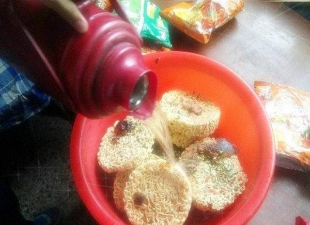 大学生在宿舍用脸盆吃泡面,这才是吃泡面的最高境界