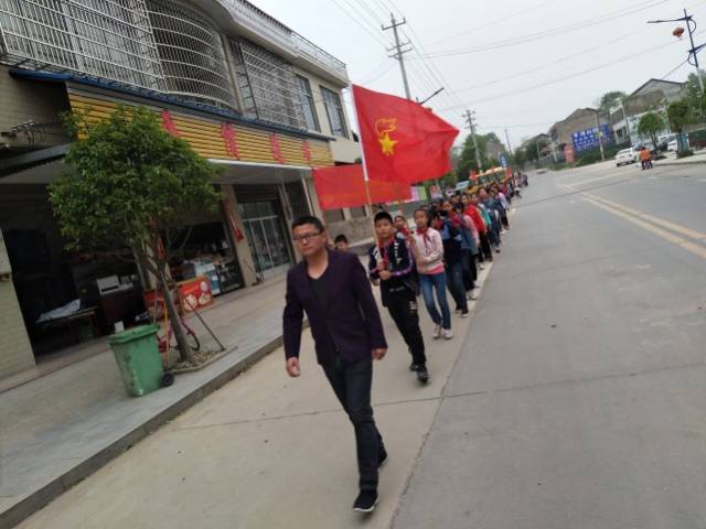 桃源县双溪口镇中学铭记历史缅怀先烈清明祭英烈活动