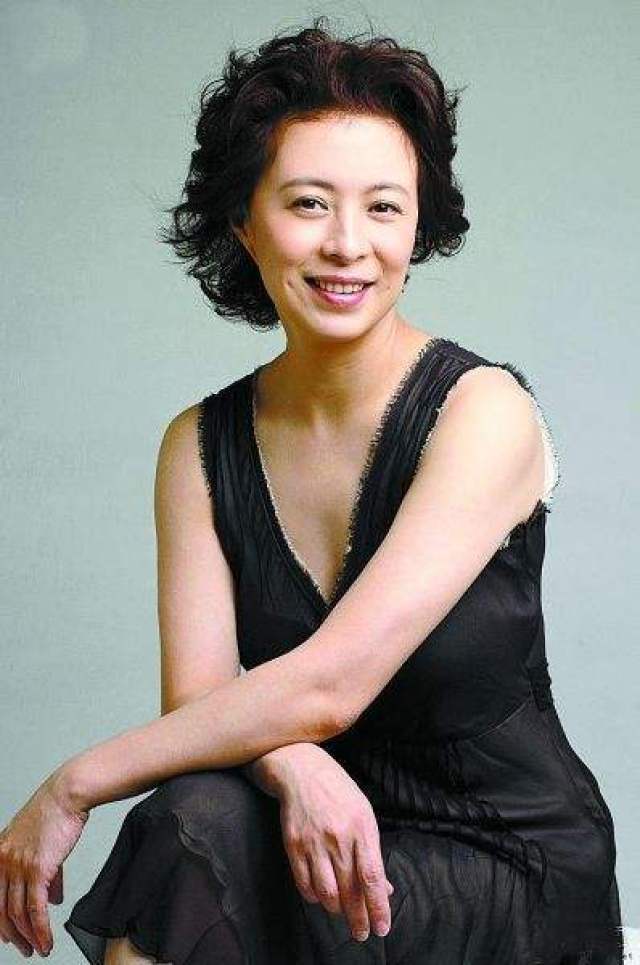 国家一级演员被称为一角四老公十分可靠57岁依旧很美