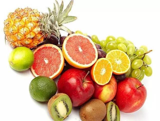 而水果中的维生素是天然的,除了维生素,矿物质和膳食纤维外,还包含有