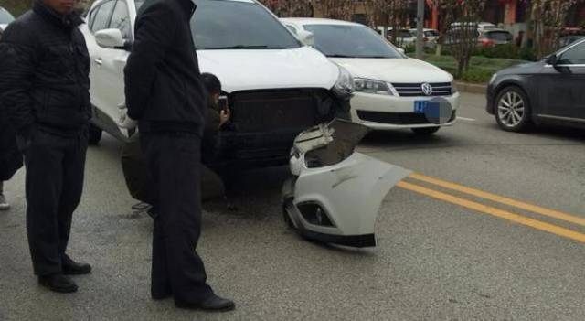 沧州一私家车与洒水车剐蹭suv脸被撞掉损失严重