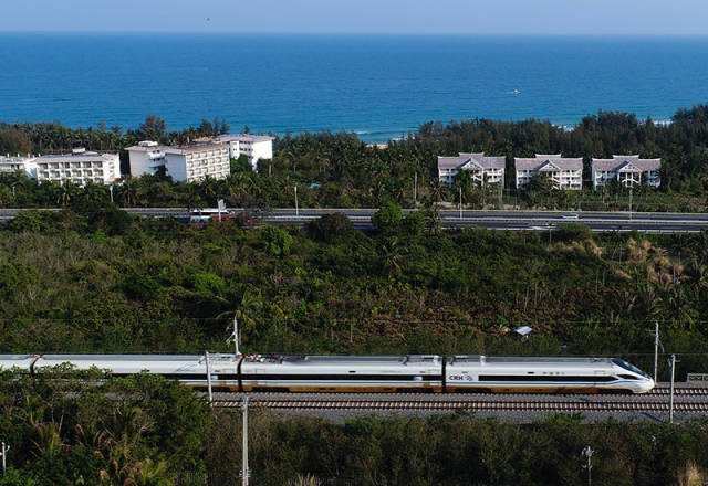 三亚国际邮轮港码头万吨邮轮矗立,环岛高铁火车飞驰……  三十而立再