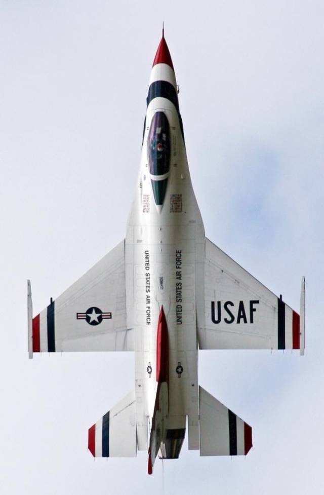 多国飞行表演队中的f-16战斗机涂装,帅气撩人的顶视图