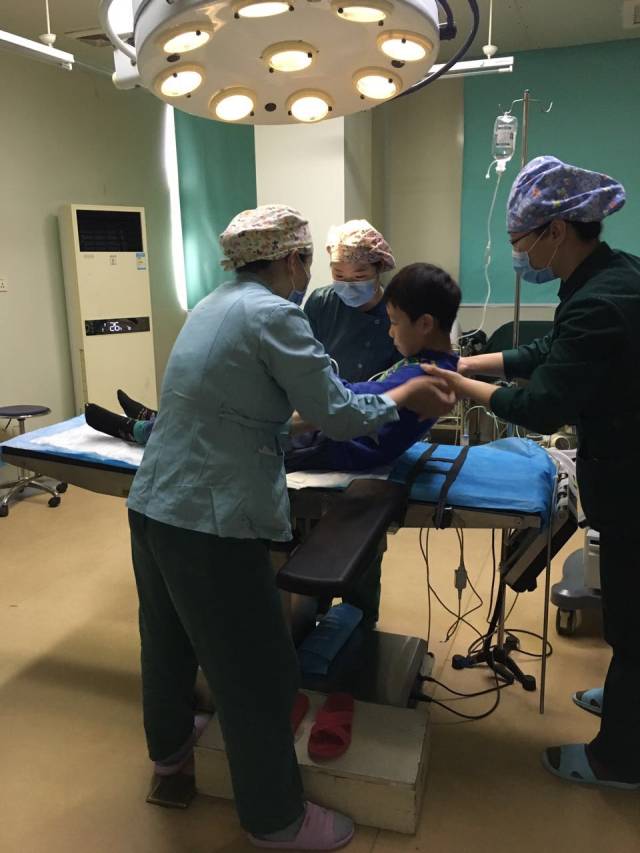 世界卫生日济南出现感人一幕一小儿怀中完成疝气手术最美护士长瞬间成