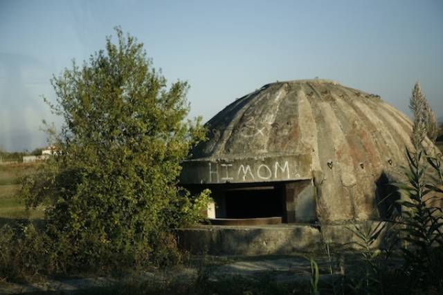 一座霍查时代的碉堡,已经布满涂鸦 孙十万