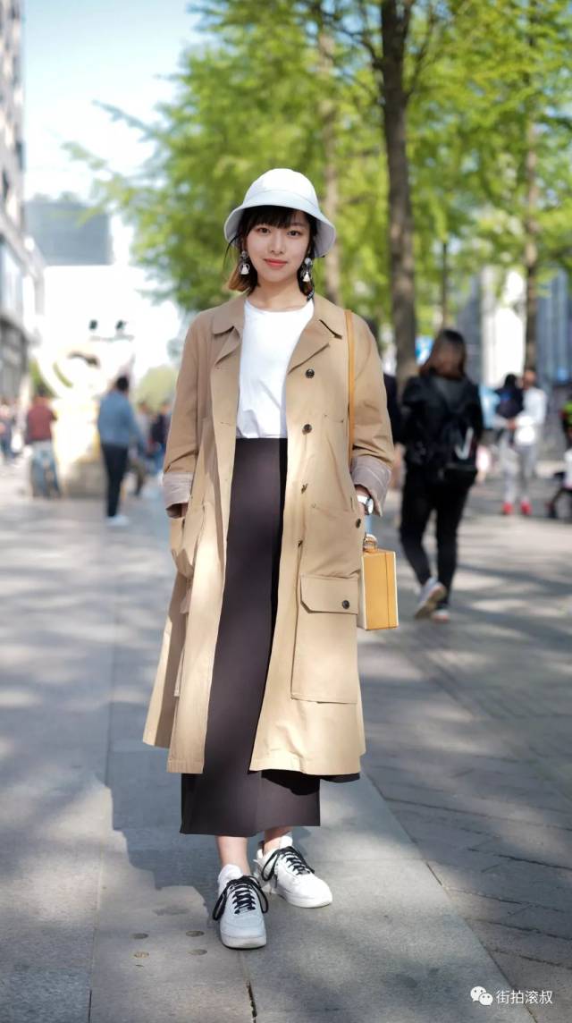 【滚叔街拍】4月7日,假期尾声,踩着运动鞋来踏青 & 看展能"治病"信不?