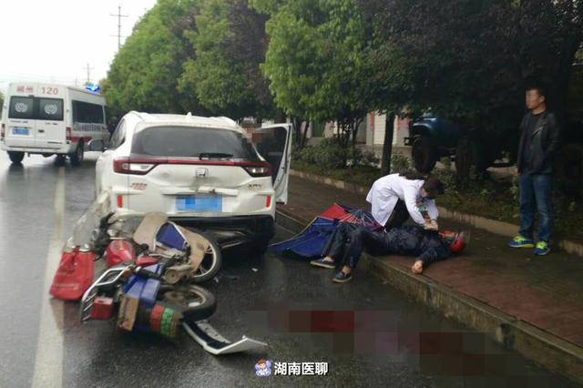 面对惨遭车祸市民,她挺身而出,在马路上实施抢救.