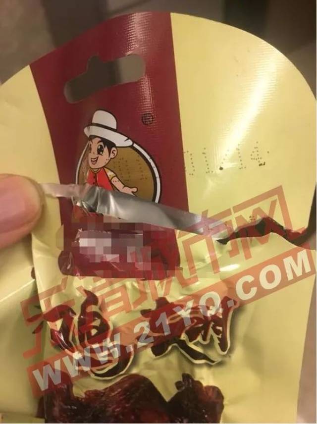 从网友提供的图片中来看,这一款零食包装完好且还在保质期内,却发现
