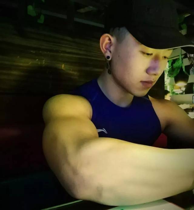 火爆朋友圈的"壮汉臂"自拍,只有二头肌发达的男生才敢玩