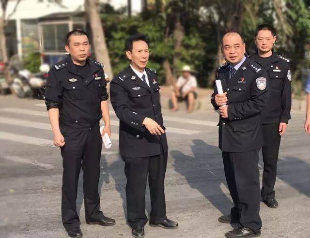 市公安局党委委员,交警支队长庄金山深入路面督导清明节交通安保工作