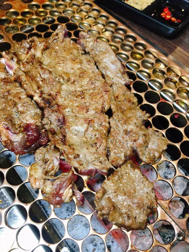 长春独一家鸡西烤法今爱烤肉,一道肥牛就征服了小编,啤酒1元1瓶