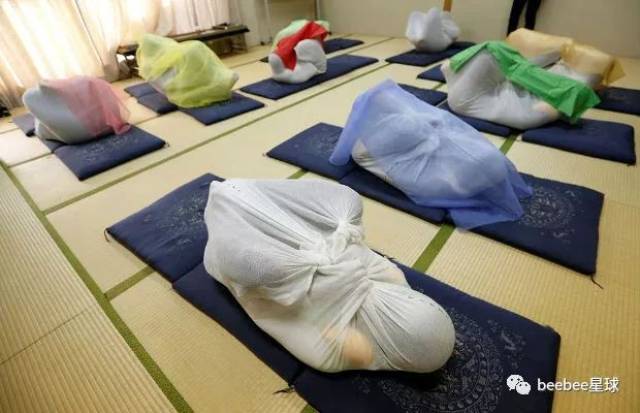 日本流行成人束缚,白领和家庭妇女都用它体验重回母体