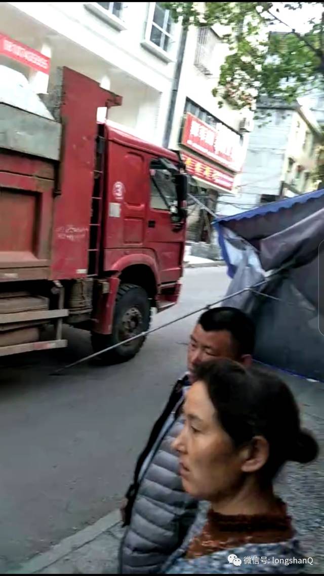 永顺发生一起摩托车交通事故/龙山12岁女孩子不幸丧命大货车