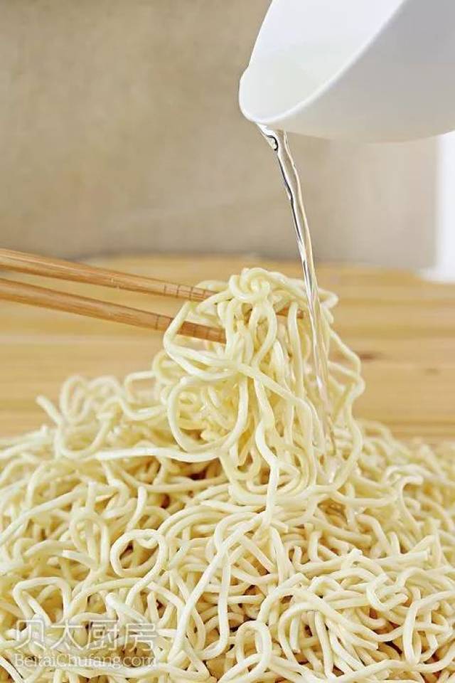 7/一边用电扇吹风,一边快速翻动面条使每根面条都沾上油并分散开.