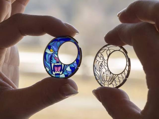 雅克德罗空窗珐琅时分小针盘腕表