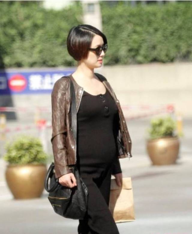 看的出马伊琍小腹微隆韵味十足啊,难道这已经是又怀孕准备生三胎了吗?