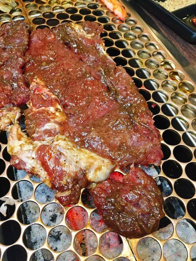 长春独一家鸡西烤法今爱烤肉,一道肥牛就征服了小编,啤酒1元1瓶