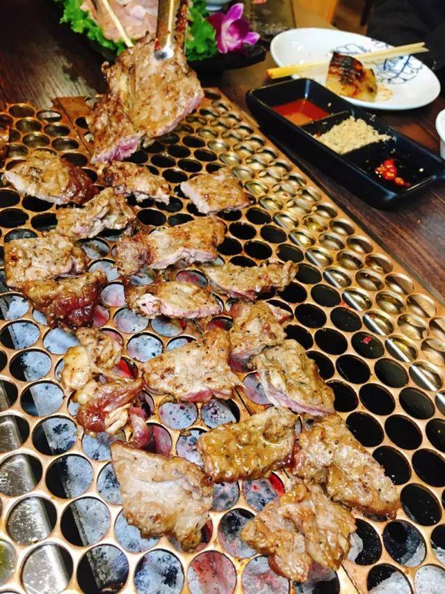 长春独一家鸡西烤法今爱烤肉,一道肥牛就征服了小编,啤酒1元1瓶