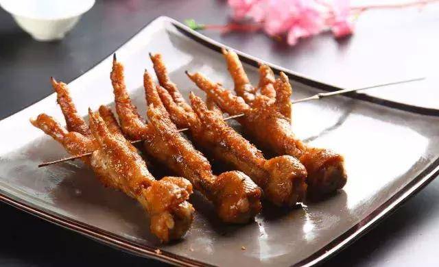 碳烤鸡爪处理得非常干净!烤过的鸡爪 肉质不会柴,皮质吃起来富有弹性!