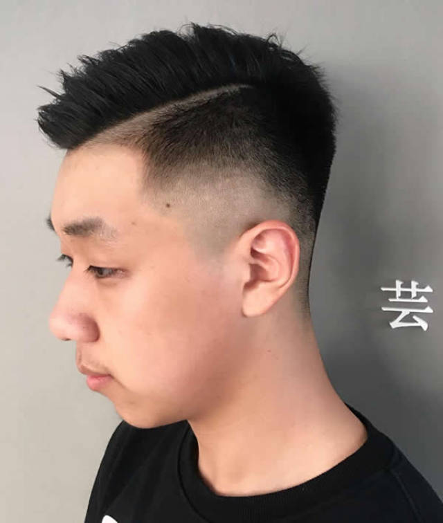 帅气的大背头短发设计,油头增加了发型质感效果,拉长了男生的整个脸型