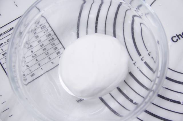 3,小麦澄粉和水充分混合揉和成光滑无颗粒状的面团