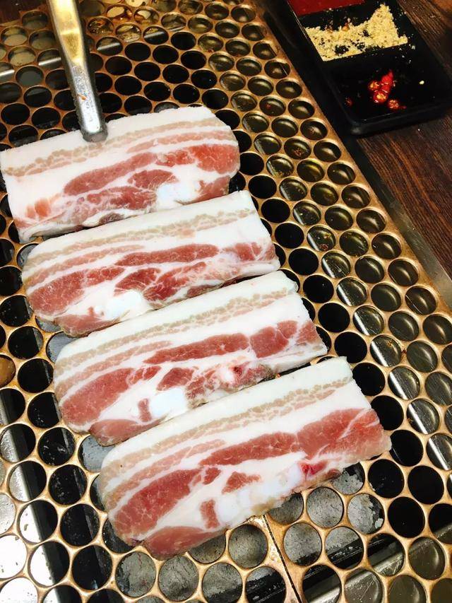 【五花肉】 五花三层,肥瘦分布均匀,爱吃猪肉的必点五花肉,烤到微焦