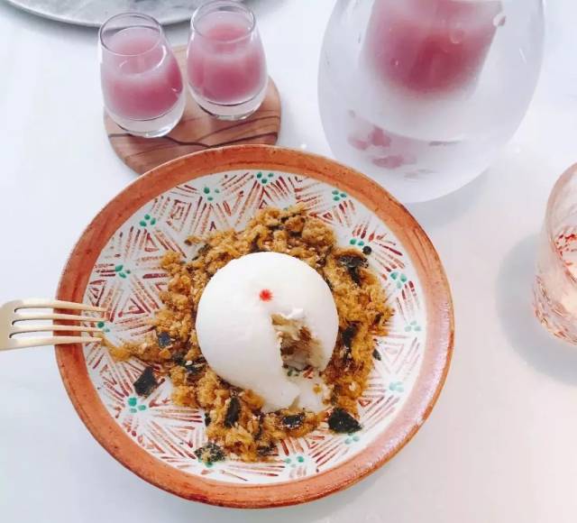 提拉米苏糯米糍,很有创意,是一个糯米圆球,里面类似