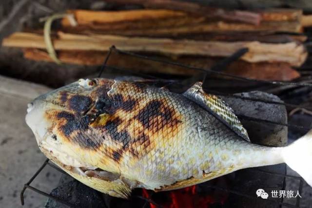 海钓大只扳机鱼,皮粗糙到刀都割不动,直接炭烧味道竟然.| 世界厨房
