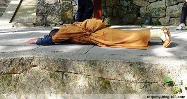 这个和尚从五台山一路磕头到普陀,见到姑娘却立马邀请一起转山